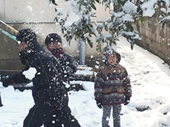 写真：雪遊びをする子どもたち