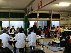 写真：卒業生を祝う会で食事をする子どもたち